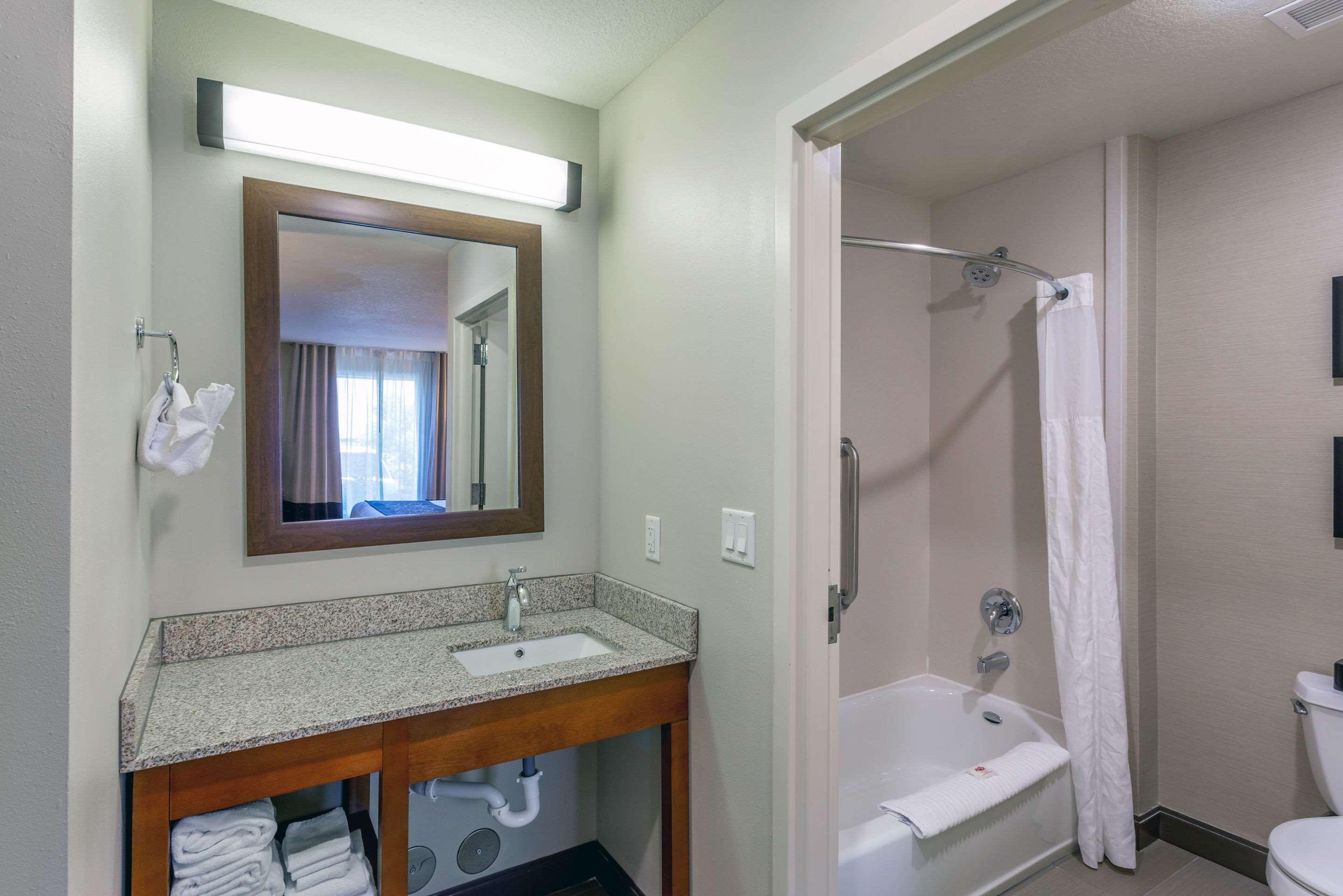 Comfort Inn & Suites Logan Near University Esterno foto